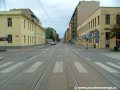 Za zastávkami Maniny tramvajová trať překročí ulici Na Maninách a v přímém úseku pokračuje dále