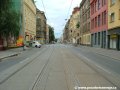 Přímý úsek tramvajové tratě tvořené velkoplošnými panely BKV pokračuje až k závěrečné křižovatce Dělnická