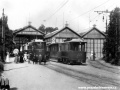 Idyla před vozovnou v Královské Oboře v roce 1900 s motorovými vozy ev.č.135 a vlečným vozem ev.č.221