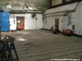 Montážní prostor kolejových konstrukcí v hale dřívější montovny na panelech VÚIS, v prachu jsou stopy po dokončeném křížení | 6.9.2005