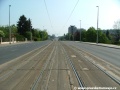 Tramvajová trať tvořená velkoplošnými panely BKV pokračuje v přímém úseku na zvýšeném tělese ve středu Evropské ulice.