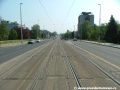 Tramvajová trať tvořená velkoplošnými panely BKV pokračuje v přímém úseku na zvýšeném tělese ve středu Evropské ulice.