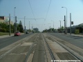 Přímý úsek tramvajové tratě tvořený velkoplošnými panely BKV stoupá Evropskou ulicí k zastávce Nádraží Veleslavín.