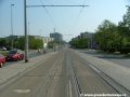Za zastávkami Nádraží Veleslavín tramvajová trať klesá ve středu Evropské ulice k zastávce Červený Vrch.
