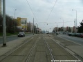 Tramvajová trať se přibližuje k prostoru zastávek Sídliště Červený Vrch.