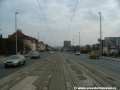 Tramvajová trať ve středu Evropské ulice tvořená velkoplošnými panely BKV klesá k zastávkám Bořislavka.
