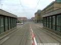 Tramvajová trať se vtěsnává do soutěsky mezi krytými výstupy z podchodu stanice metra Dejvická.
