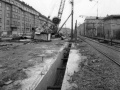 Provizorní jednokolejná tramvajová trať podél rodicí se stanice metra Leninova, dnešní Dejvické, v její blízkosti vznikají milánské stěny umožňující nerušenou výstavbu stanice metra. | okolo 1976
