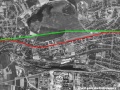 Letecký snímek oblasti Červeného Vrchu zachycuje Kladenskou ulici (vyznačenou červenou čarou) s tramvajovou dopravou a pole v místě budoucí Leninovy, dnes Evropské ulice (vyznačeno zelenou čarou). | 1953