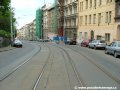 Tramvajová trať v mírném levotočivém oblouku prudce klesá k zastávce Krymská