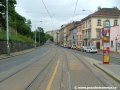 Za prostorem zastávky Krymská se tramvajová trať stáčí táhlým levotočivým obloukem