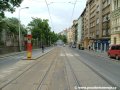 Tramvajová trať se blíží k prostoru protisměrné zastávky Ruská