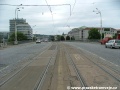 Tramvajová trať se dostává na násep přes ostrov Štvanice, do místa, kde bývala zřízena zastávka, jejíž využití by bez případných podchodů pro dnešní cestující bylo rovno sebevraždě...