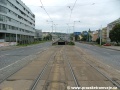 Tramvajová trať opouští Hlávkův most a dvojicí protioblouků se dostává do středu nájezdové rampy těšnovského tramvajovéhé podjezdu