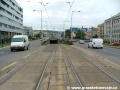Tramvajová trať dokončí protioblouky a vydává se do klesání vstříc těšnovskému tramvajovému podjezdu