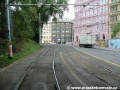 Krátký přímý úsek tramvajové tratě po opuštění podjezdu Těšnov