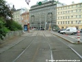 V krátkém přímém úseku je zřízena zastávka Těšnov, tramvajová trať opět přechází na konstrukci velkopošných panelů BKV