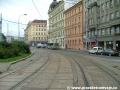 Tramvajová trať se stáčí v levém oblouku z velkoplošných panelů BKV