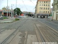 Tramvajová trať v přímém úseku před výjezdovou kolejí ze smyčky Florenc