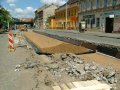 Úplně vespod nové tramvajové tratě leží izolační geotextilie. | 29.5.2004