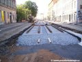 Mezi železničními mosty a křižovatkou Na Knížecí leží již první desítky metrů nové tramvajové tratě. | 2.6.2004