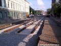 Mezi železničními mosty a křižovatkou Na Knížecí leží již první desítky metrů nové tramvajové tratě. | 2.6.2004