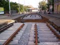 Mezi železničními mosty a křižovatkou Na Knížecí leží již první desítky metrů nové tramvajové tratě. | 2.6.2004