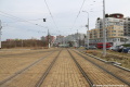 Ve stejně podobě povrchu, jako je proveden povrch ve smyčce Sídliště Barrandov pokračuje tramvajová trať v přímém úseku.