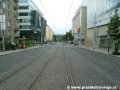 Tramvajová trať klesá Jičínskou ulicí k Olšanskému náměstí, zástavba změnila její okolí v posledních letech k nepoznání