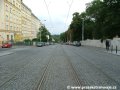 Tramvajová trať klesá Jičínskou ulicí k Olšanskému náměstí