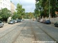 Tramvajová trať klesá přímým úsekem Jičínskou ulicí k Olšanskému náměstí