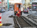 Jirka s Vencou odstraňují přilepené bokovnice, aby se dostali k upevňovadlům | 11.11.2010