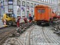 Zatímco oblouk do centra je již položen a částečně zadlážděn, v opačném směru probíhá jeho čištění před kladením nové konstrukce | 12.11.2010