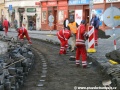 Masáci očišťují na pražcích místa pro podkladnice upevňovadel | 12.11.2010