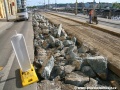 Rozbitá betonová deska, na níž byly uloženy velkoplošné panely BKV | 7.6.2010