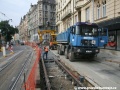 Dokončená traťová kolej od zastávky Jiráskovo náměstí ke křižovatce Mánes systémem W-tram, zatímco prostor protisměrné koleje nadále zachované v konstrukci velkoplošných panelů BKV využívají automobily jako dočasnou vozovku | 13.6.2010