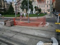 Oddychový prostor pro chodce u ostrůvku zastávky Jiráskovo náměstí, ladný oblouček je již na svém místě | 18.6.2010