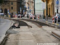 Zachování rozchodu v oblouku u zastávky Národní divadlo budou kolejnicím na plastbetonových hrobečcích pomáhat udržet rozchodnice. | 24.7.2011