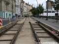 Zachování rozchodu v oblouku u zastávky Národní divadlo budou kolejnicím na plastbetonových hrobečcích pomáhat udržet rozchodnice. | 24.7.2011