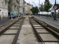 Zachování rozchodu v oblouku u zastávky Národní divadlo budou kolejnicím na plastbetonových hrobečcích pomáhat udržet rozchodnice. | 24.7.2011