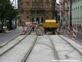 Traťové koleje na betonové desce již čekají pouze na asfaltový zákryt. | 13.8.2011