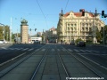 Tramvajová trať se napřimuje a ve velkoplošných panelech BKV překračuje světelně řízenou křižovatku na Jiráskově náměstí