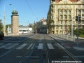 Tramvajová trať se dostává do prostoru zastávky Jiráskovo náměstí do centra, kde se mění velkoplošné panely BKV na svršek zřízený metodou W-tram s asfaltovým zákrytem