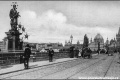 Karlův most s kolejemi koňské dráhy. | okolo 1900