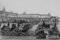 Pohled na pobořený Karlův most povodní v roce 1890.