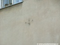 V omítce domu č.or.61 v Kladenské ulici je zachována stopa po někdejším uchycení růžice trolejového vedení. | 24.4.2011