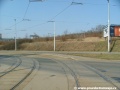 Levým obloukem se tramvajová trať dostává do středu Kolbenovy ulice na zvýšené těleso.