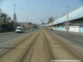Přímý úsek tramvajové tratě tvořené velkoplošnými panely BKV pokračuje k zastávce Kolbenova.
