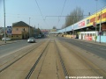 Přímý úsek tramvajové tratě tvořené velkoplošnými panely BKV pokračuje k zastávce Kolbenova.