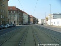 Za zastávkami Poštovská tramvajová trať v táhlém pravém oblouku prokládaném přímými meziúseky kopíruje tvar Kolbenovy ulice.
